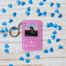Carica l&#39;immagine nel visualizzatore di Gallery, Portachiavi rosa con codice Spotify e foto personalizzabile 8,5 x 5,5 cm
