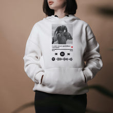 Carica l'immagine nel visualizzatore di Gallery, Felpa con codice spotify e foto personalizzabile
