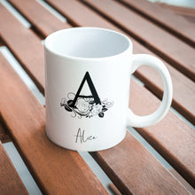 Carica l'immagine nel visualizzatore di Gallery, Tazza con lettera "Flower" e nome personalizzabile