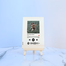 Carica l'immagine nel visualizzatore di Gallery, Targa in legno con stand in legno e codice spotify con foto personalizzabile 10cm x 15cm