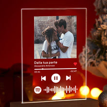 Carica l'immagine nel visualizzatore di Gallery, Targa con base in legno a led e codice spotify con foto personalizzabile 15cm x 20cm