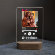 Carica l'immagine nel visualizzatore di Gallery, Targa "Mamma" con base in legno a led e codice spotify con foto personalizzabile 15cm x 20cm