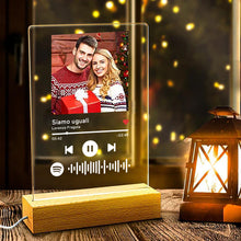 Carica l'immagine nel visualizzatore di Gallery, Targa con base in legno a led e codice spotify con foto personalizzabile 15cm x 20cm