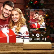 Carica l'immagine nel visualizzatore di Gallery, Targa con base in legno a led e codice spotify con foto personalizzabile 15cm x 20cm