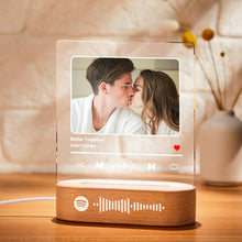Carica l'immagine nel visualizzatore di Gallery, Targa con base in legno a led e codice spotify con foto personalizzabile 15cm x 20cm