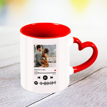Carica l'immagine nel visualizzatore di Gallery, Tazza manico cuore e interno rosso con codice spotify e foto personalizzabile