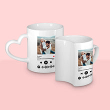 Carica l'immagine nel visualizzatore di Gallery, Coppia di tazze con manico a forma di cuore con codice Spotify e foto personalizzabile
