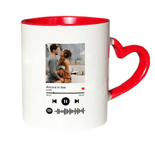 Carica l'immagine nel visualizzatore di Gallery, Tazza manico cuore e interno rosso con codice spotify e foto personalizzabile