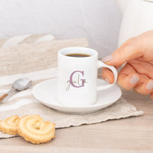 Carica l'immagine nel visualizzatore di Gallery, Tazzina con piattino con lettera e nome personalizzabile