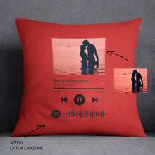 Carica l'immagine nel visualizzatore di Gallery, Cuscino rosso con codice spotify e foto personalizzabile 40 cm x 40 cm
