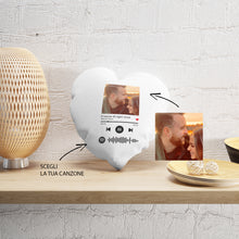Carica l'immagine nel visualizzatore di Gallery, Cuscino a forma di cuore con codice spotify e foto personalizzabile 35 cm x 35 cm