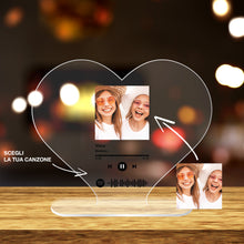 Carica l'immagine nel visualizzatore di Gallery, Targa a forma di cuore con base e codice spotify con foto personalizzabile 15cm x 18 cm