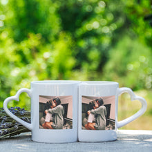 Carica l'immagine nel visualizzatore di Gallery, Coppia tazza con manico a forma di cuore personalizzabile