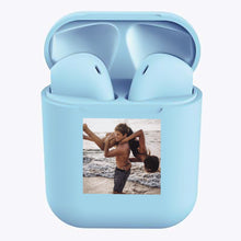 Carica l'immagine nel visualizzatore di Gallery, Cuffie bluetooth celeste pastello con foto personalizzabile