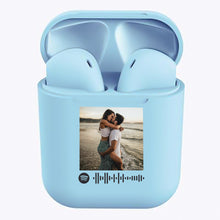 Carica l'immagine nel visualizzatore di Gallery, Cuffie Bluetooth celeste pastello con codice spotify e foto personalizzabile