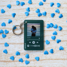 Carica l'immagine nel visualizzatore di Gallery, Portachiavi verde con codice Spotify e foto personalizzabile 8,5 x 5,5 cm