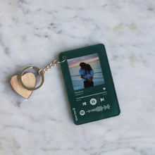 Carica l'immagine nel visualizzatore di Gallery, Portachiavi verde con codice Spotify e foto personalizzabile 8,5 x 5,5 cm