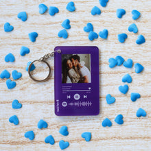 Carica l'immagine nel visualizzatore di Gallery, Portachiavi viola con codice Spotify e foto personalizzabile 8,5 x 5,5 cm