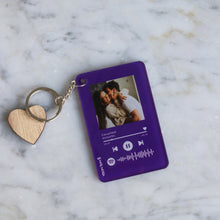 Carica l'immagine nel visualizzatore di Gallery, Portachiavi viola con codice Spotify e foto personalizzabile 8,5 x 5,5 cm
