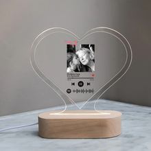 Carica l&#39;immagine nel visualizzatore di Gallery, Targa &quot;Nonna&quot; a forma di cuore con base in legno a led e codice spotify con foto personalizzabile 15cm x 18 cm
