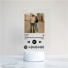 Carica l&#39;immagine nel visualizzatore di Gallery, Targa &quot;Love&quot; con base bianca a led e codice spotify con foto personalizzabile 15cm x 20 cm
