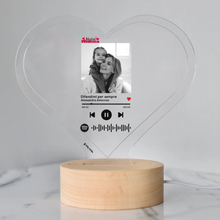 Carica l&#39;immagine nel visualizzatore di Gallery, Targa &quot;Mamma&quot; a forma di cuore con base tonda effetto legno led e codice spotify con foto personalizzabile 15cm x 18 cm
