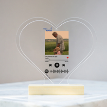 Carica l&#39;immagine nel visualizzatore di Gallery, Targa &quot;Nonno&quot; a forma di cuore con base in legno e codice spotify con foto personalizzabile 15cm x 18 cm
