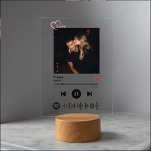 Carica l&#39;immagine nel visualizzatore di Gallery, Targa &quot;Love&quot; con base tonda effetto legno a led e codice spotify con foto personalizzabile 15cm x 20cm
