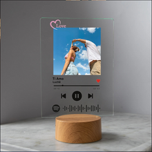 Carica l&#39;immagine nel visualizzatore di Gallery, Targa &quot;Love&quot; con base tonda effetto legno a led e codice spotify con foto personalizzabile 15cm x 20cm
