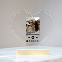 Carica l&#39;immagine nel visualizzatore di Gallery, Targa &quot;Love&quot; a forma di cuore con base in legno e codice spotify con foto personalizzabile 15cm x 18 cm
