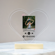 Carica l&#39;immagine nel visualizzatore di Gallery, Targa &quot;Love&quot; a forma di cuore con base in legno e codice spotify con foto personalizzabile 15cm x 18 cm
