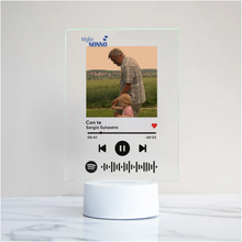 Carica l&#39;immagine nel visualizzatore di Gallery, Targa &quot;Nonno&quot; con base bianca a led e codice spotify con foto personalizzabile 15cm x 20cm
