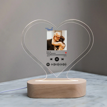 Carica l&#39;immagine nel visualizzatore di Gallery, Targa &quot;Nonno&quot; a forma di cuore con base in legno a led e codice spotify con foto personalizzabile 15cm x 18 cm
