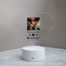 Carica l&#39;immagine nel visualizzatore di Gallery, Targa &quot;Love&quot; a forma di cuore con base bianca a led e codice spotify con foto personalizzabile 15cm x 18 cm
