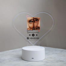 Carica l&#39;immagine nel visualizzatore di Gallery, Targa &quot;Love&quot; a forma di cuore con base bianca a led e codice spotify con foto personalizzabile 15cm x 18 cm
