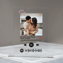 Carica l&#39;immagine nel visualizzatore di Gallery, Targa &quot;Love&quot; con base e codice spotify con foto personalizzabile 15cm x 20cm
