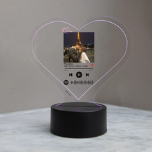 Carica l&#39;immagine nel visualizzatore di Gallery, Targa &quot;Love&quot; a forma di cuore con base a led e codice spotify con foto personalizzabile 15cm x 18 cm
