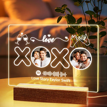 Carica l&#39;immagine nel visualizzatore di Gallery, Targa &quot;XOXO&quot; con base a led in legno e codice spotify con foto personalizzabile 20cm x 15cm
