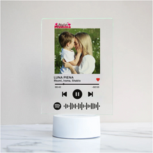 Carica l&#39;immagine nel visualizzatore di Gallery, Targa &quot;Mamma&quot; con base bianca a led e codice spotify con foto personalizzabile 15cm x 20 cm
