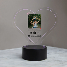 Carica l&#39;immagine nel visualizzatore di Gallery, Targa &quot;Love&quot; a forma di cuore con base a led e codice spotify con foto personalizzabile 15cm x 18 cm
