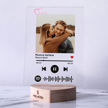 Carica l&#39;immagine nel visualizzatore di Gallery, Targa &quot;Love&quot; con base a cuore led e codice spotify con foto personalizzabile 15cm x 20cm
