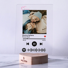 Carica l&#39;immagine nel visualizzatore di Gallery, Targa &quot;Love&quot; con base a cuore led e codice spotify con foto personalizzabile 15cm x 20cm
