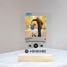 Carica l&#39;immagine nel visualizzatore di Gallery, Targa &quot;Papà&quot; con base in legno e codice spotify con foto personalizzabile 15cm x 20cm
