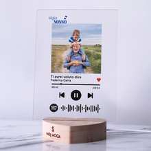 Carica l&#39;immagine nel visualizzatore di Gallery, Targa &quot;Nonno&quot; con base a cuore led e codice spotify con foto personalizzabile 15cm x 20cm
