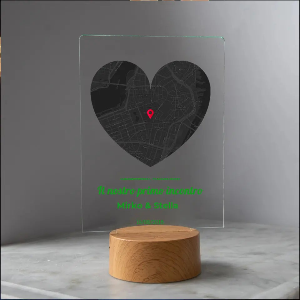Targa base effetto legno con mappa cuore personalizzabile
