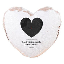 Carica l&#39;immagine nel visualizzatore di Gallery, Cuscino Pailletes Rosso a forma di cuore con mappa a cuore personalizzabile
