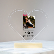 Carica l&#39;immagine nel visualizzatore di Gallery, Targa &quot;Mamma&quot; a forma di cuore con base in legno e codice spotify con foto personalizzabile 15cm x 18 cm
