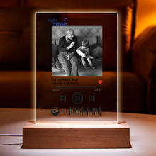 Carica l&#39;immagine nel visualizzatore di Gallery, Targa &quot;Nonno&quot; con base in legno a led e codice spotify con foto personalizzabile 15cm x 20cm
