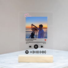 Carica l&#39;immagine nel visualizzatore di Gallery, Targa &quot;Love&quot; con base in legno e codice spotify con foto personalizzabile 15cm x 20cm
