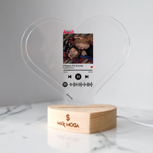 Carica l&#39;immagine nel visualizzatore di Gallery, Targa &quot;Mamma&quot; a forma di cuore con base a cuore led e codice spotify con foto personalizzabile 15cm x 18 cm
